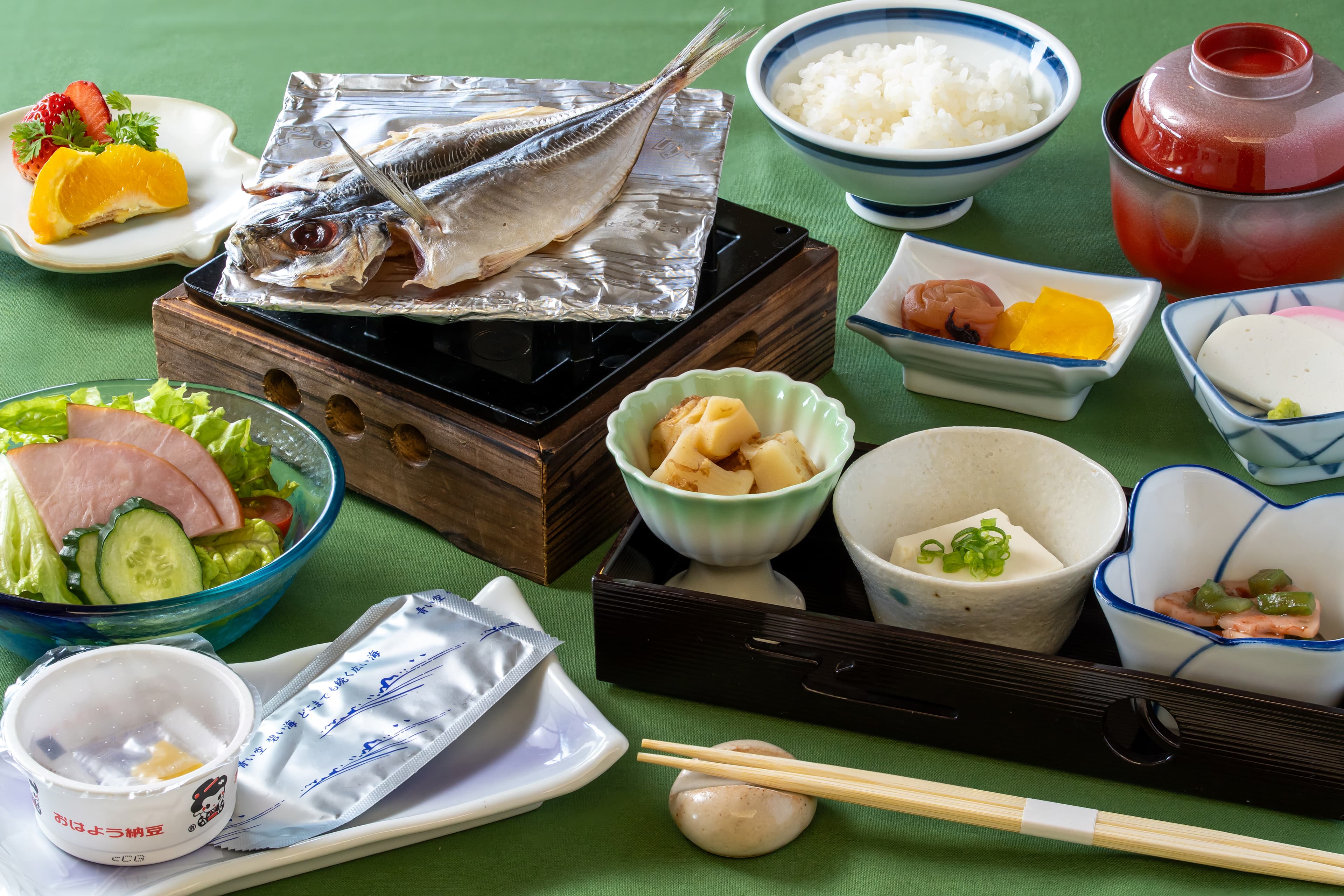 強羅荘の朝食。滋味深いお料理が並んだ膳の様子