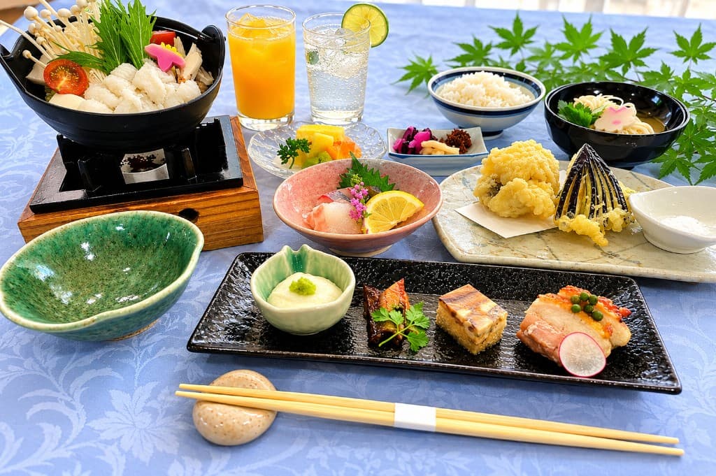 小学生向け小会席の料理の写真