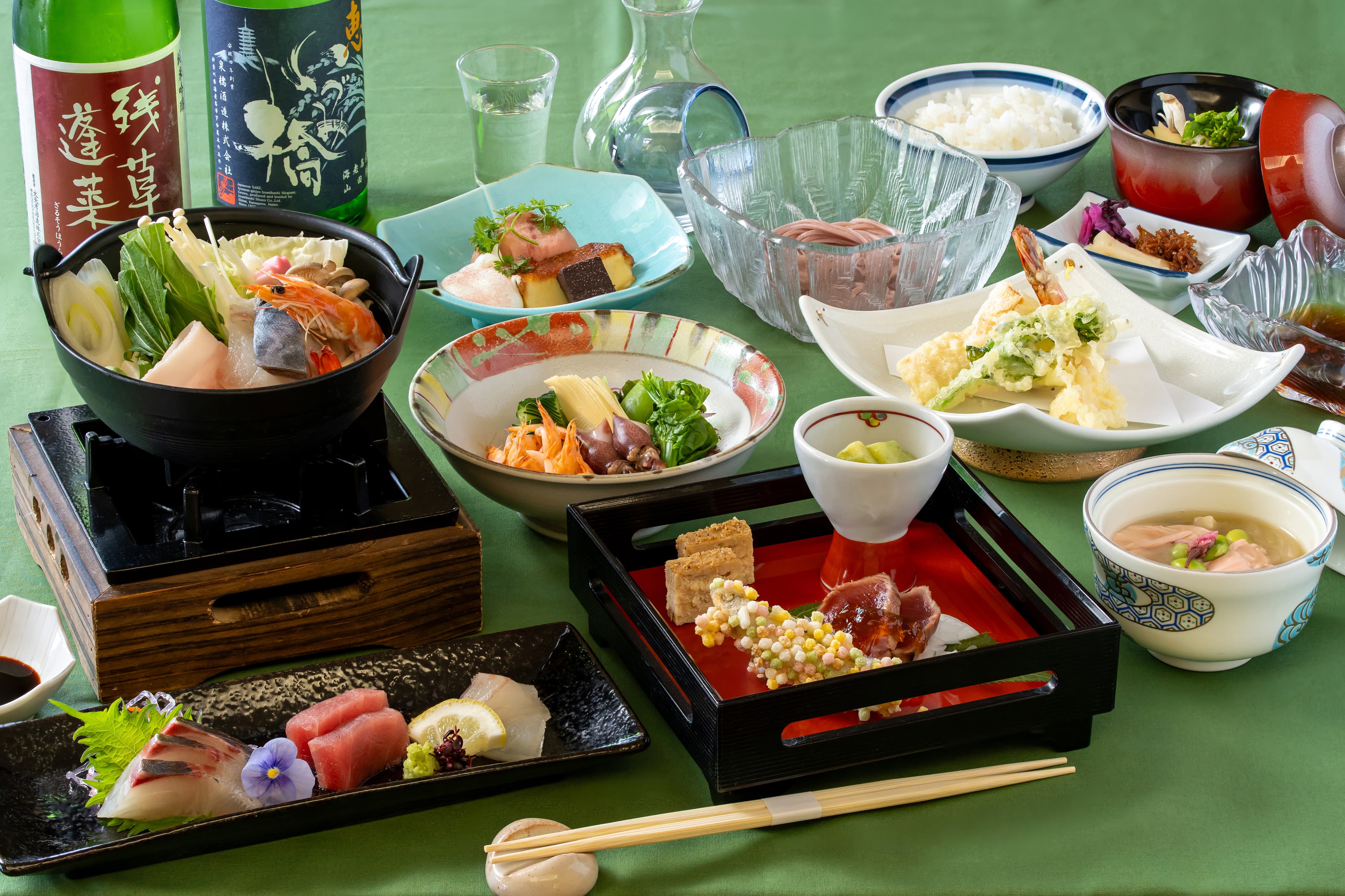 強羅荘の夕食会席。季節の食材を盛り込んだ膳の様子