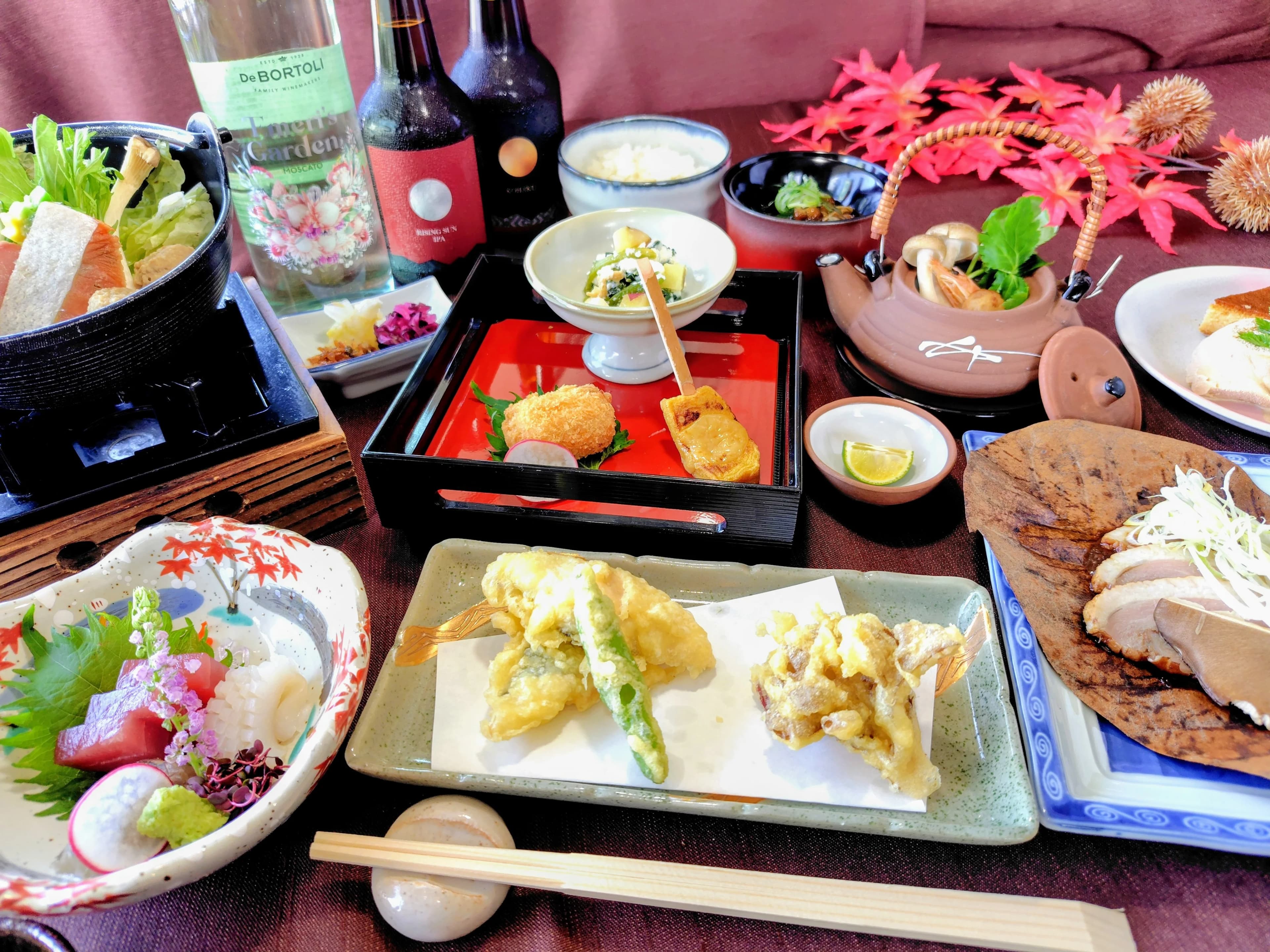 強羅荘の夕食・秋会席。造里・小鍋・松茸土瓶蒸しなど秋の膳が卓上に並んだ様子